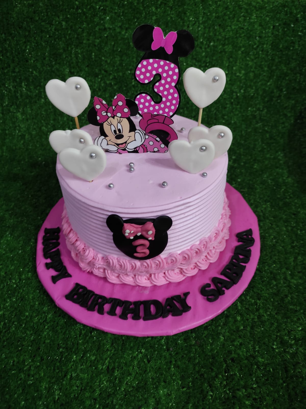 Minnie mouse theme cream with fondant cake 