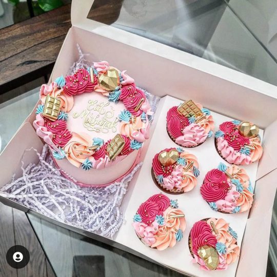 Eid Ul Fitr theme cream cake with cupcake