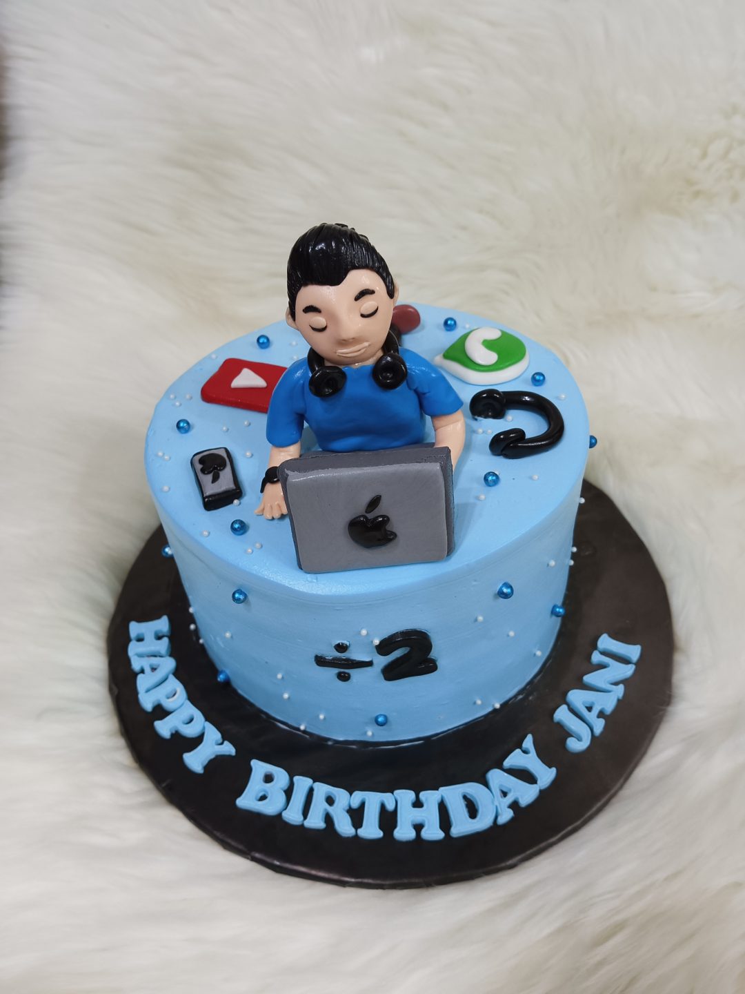 Software Engineer theme cream with fondant cake
