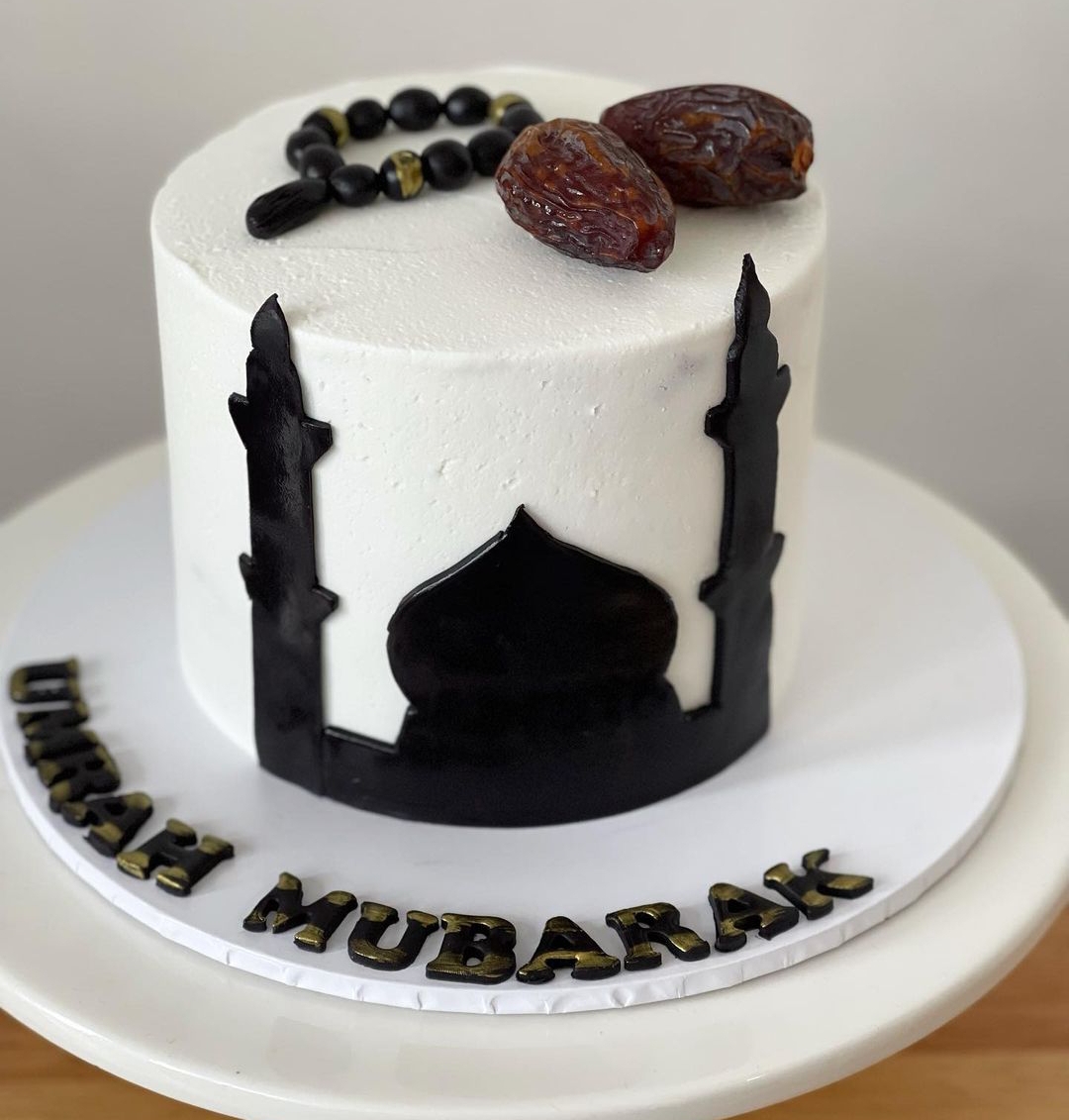 Umrah theme cream with fondant cake 