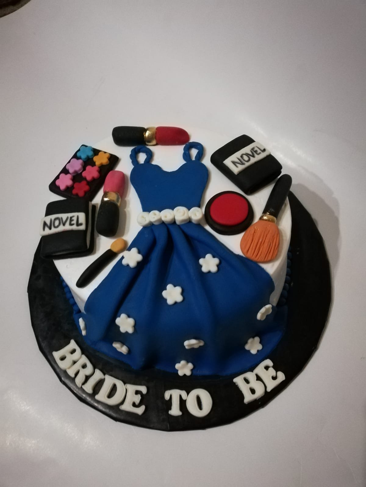 Customized bridal shower theme cream with fondant cake - Image 3