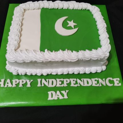 Independence Day cake decorated with the flag of Pakistan and Happy Independence Day message.