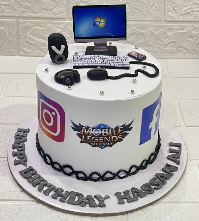Social media cake in Karachi